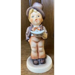 Vintage Goebel Hummel Figurine # 131 "Street Singer" 1963 W. Germany Choir Boy